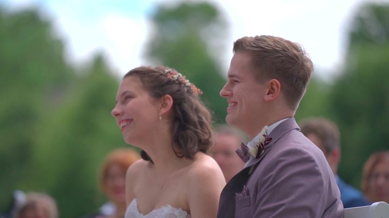 Tim und Janice lachen während ihrer freien Trauung